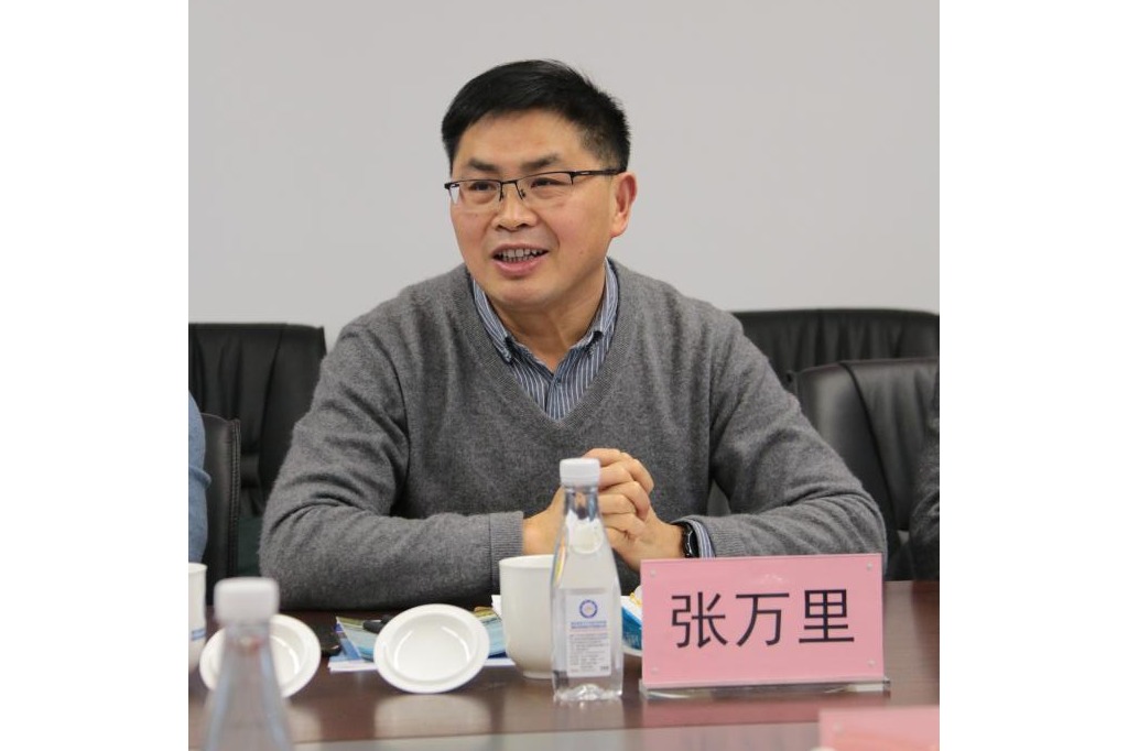 张万里向各位校友分享了学校学院的发展历程,特别是近几年学院发展的